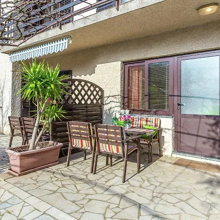 Apartment In Vinkuran With Garden Terrace Апартаменты Винкуран