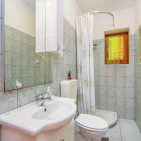 Apartment In Vinkuran With Garden Terrace Апартаменты