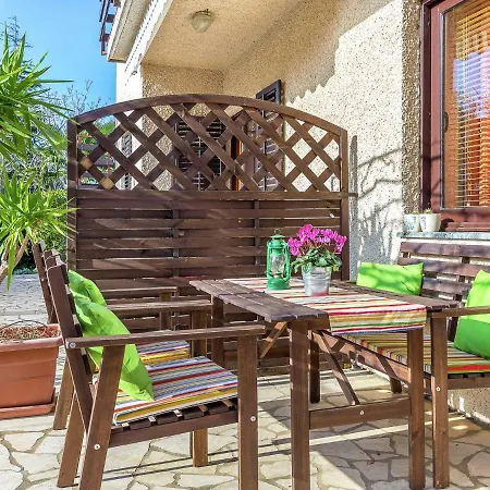 Apartment In Vinkuran With Garden Terrace Апартаменты Винкуран