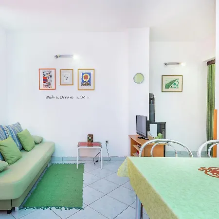 Apartment In Vinkuran With Garden Terrace Апартаменты