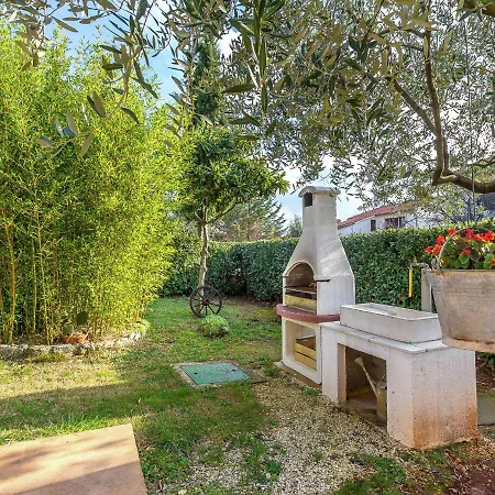 Apartman Apartment In Vinkuran With Garden Terrace