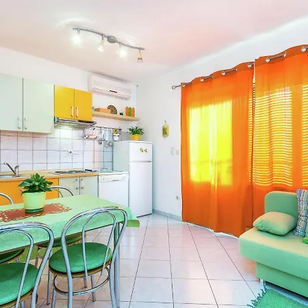 Апартаменты Apartment In Vinkuran With Garden Terrace *