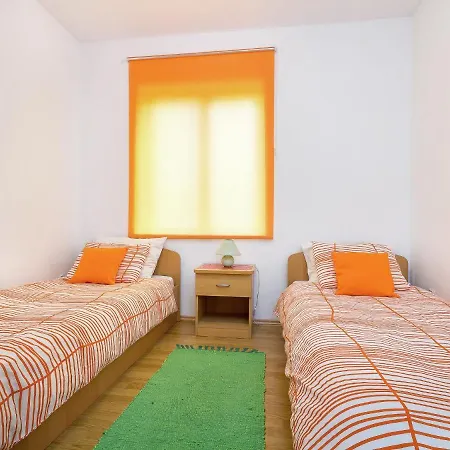 Apartment In Vinkuran With Garden Terrace *